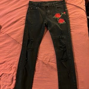 Cute black jeans with holes and roses! Very comfortable!